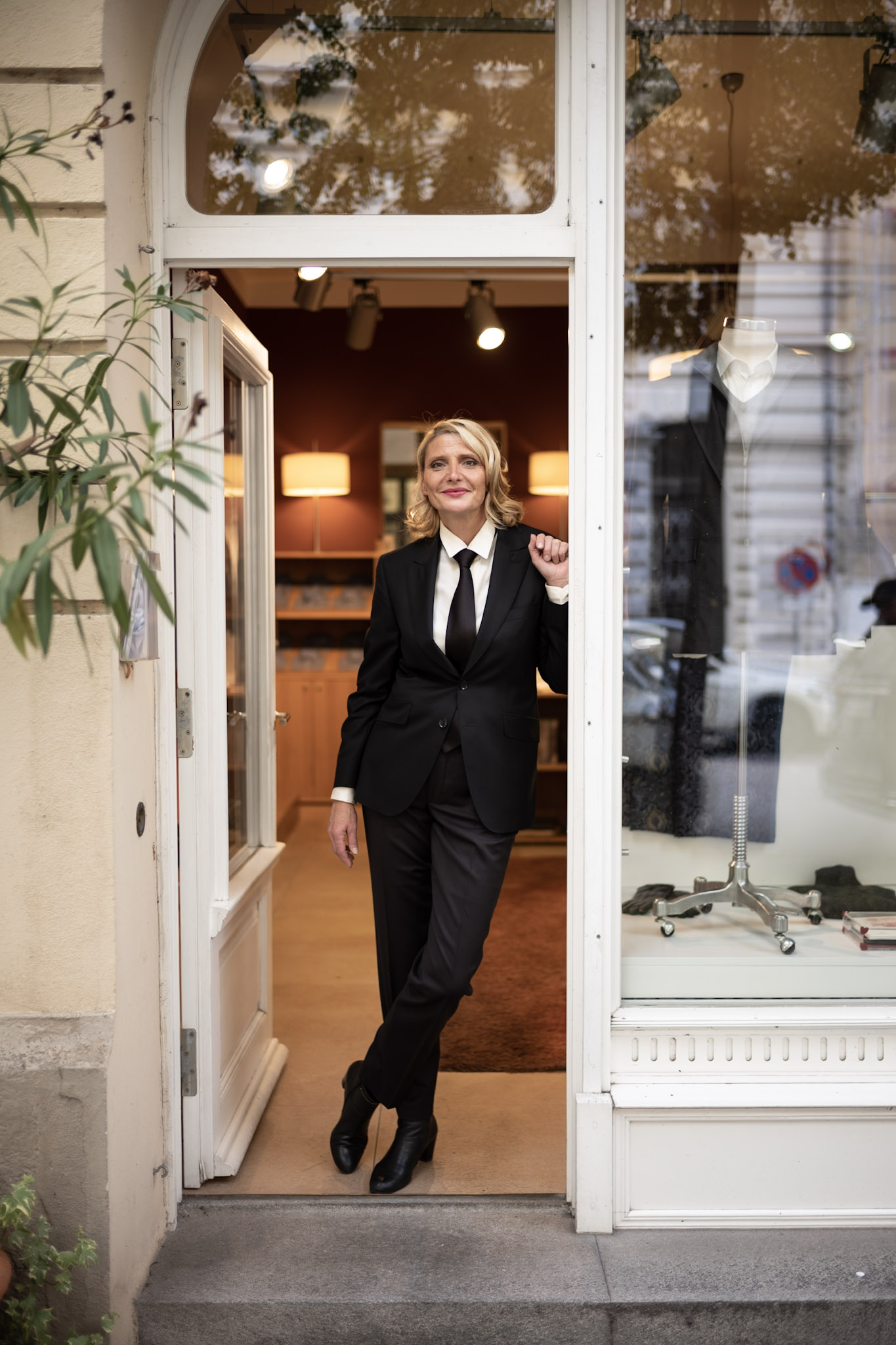 Daniela Kopp in der offenen Türe des Geschäftslokals