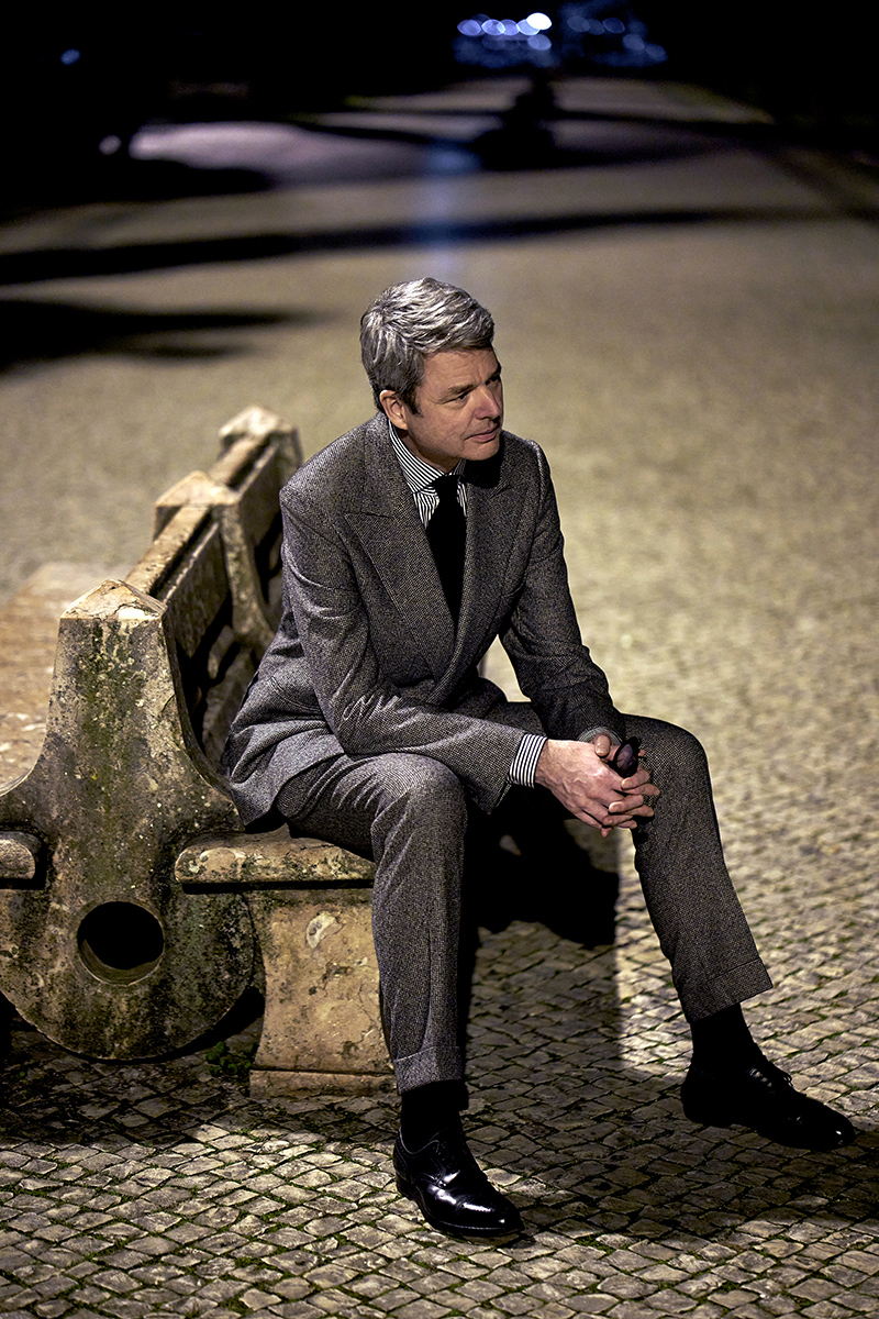 Detlev Diehm im Anzug auf einer Bank