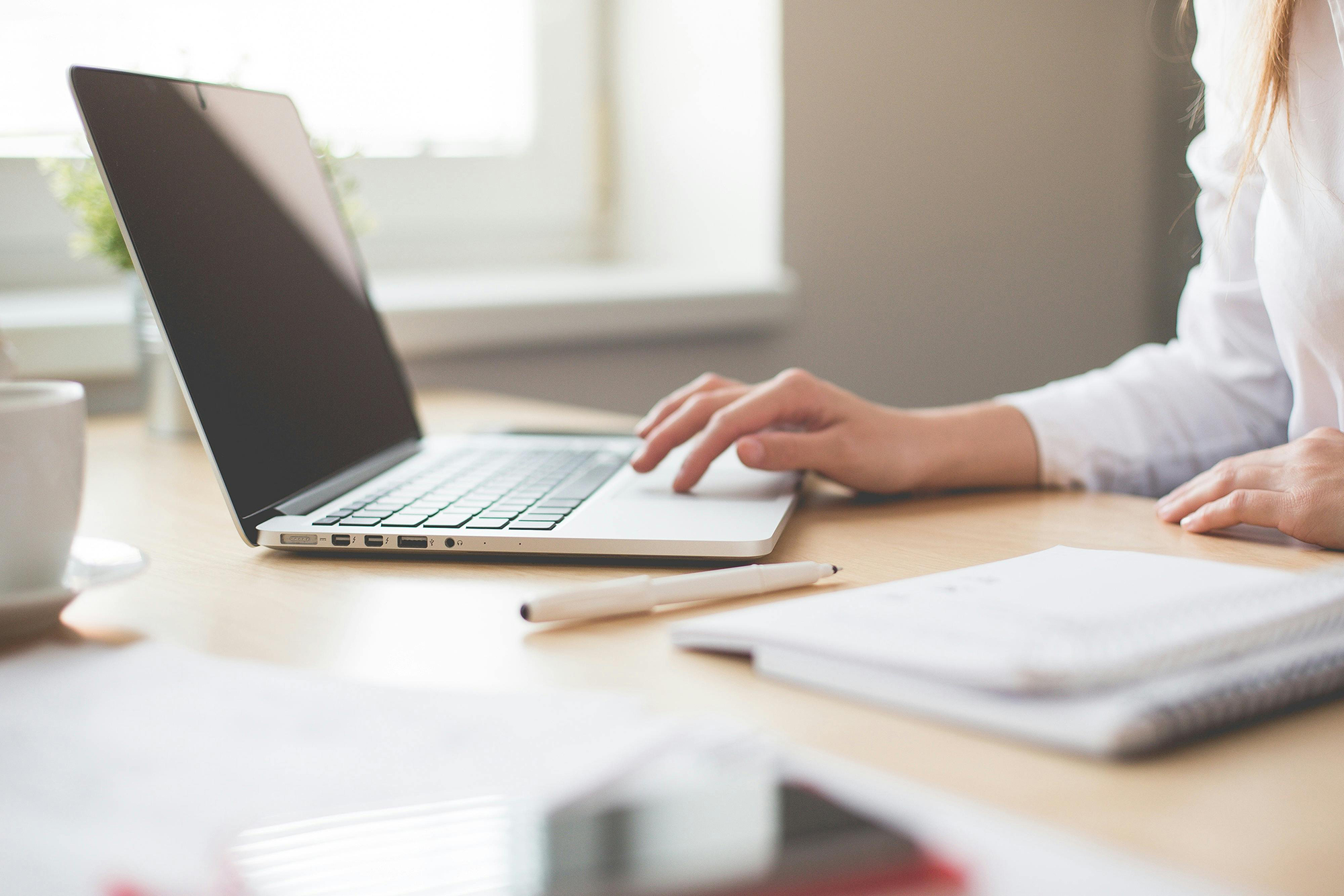 Frauenhand bei Arbeit mit Laptop