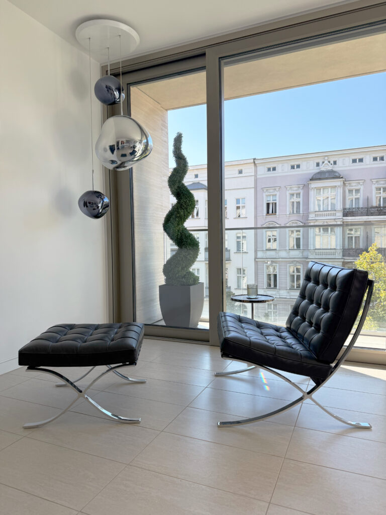 Lounge von Fabian Elsners Facethetics-Praxis in Berlin